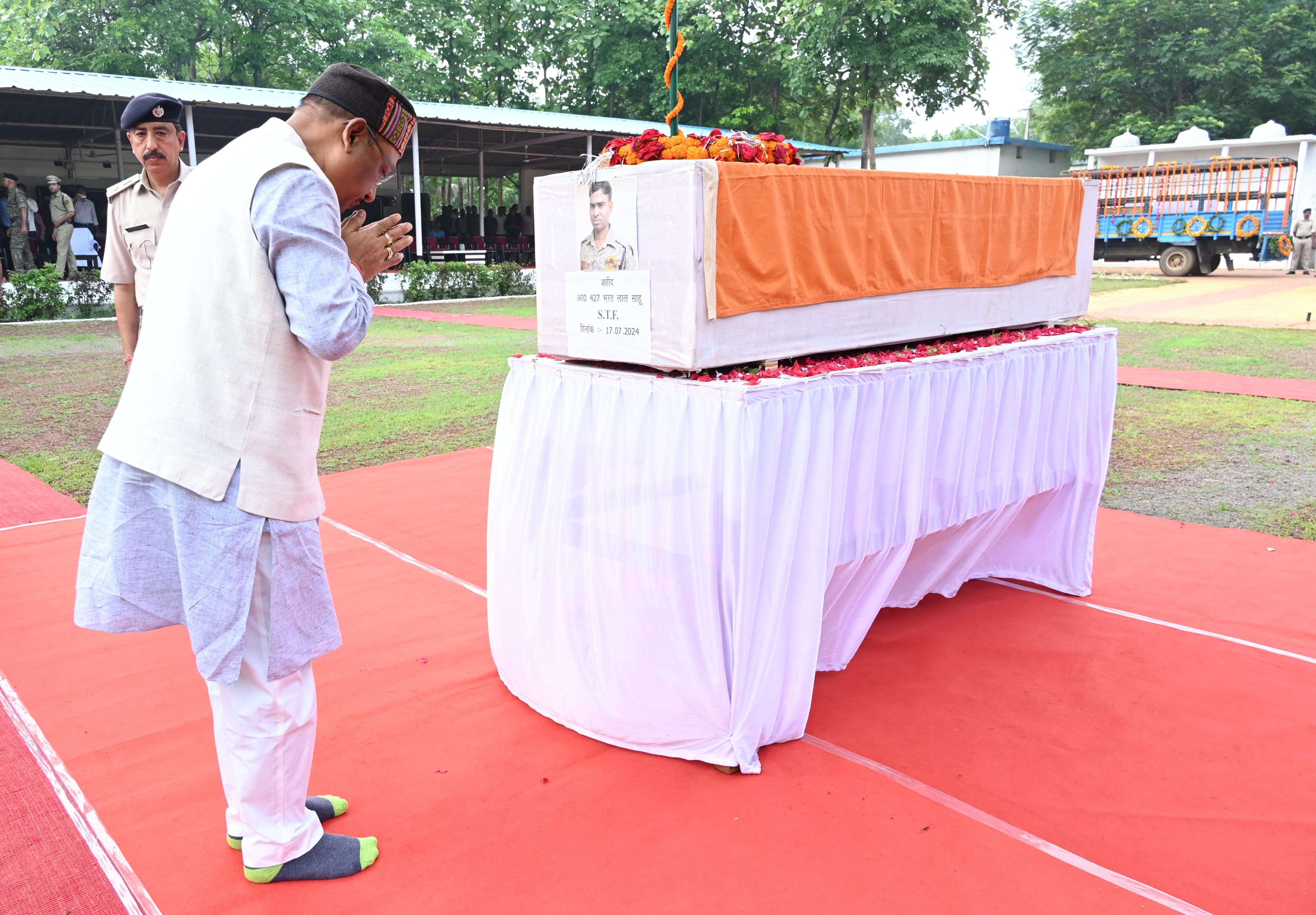 मुख्यमंत्री श्री विष्णु देव साय और उप मुख्यमंत्री श्री विजय शर्मा ने शहीद जवान के पार्थिव शरीर को कांधा देकर शहीद के निवास रायपुर-सड्डू के लिए किया रवाना